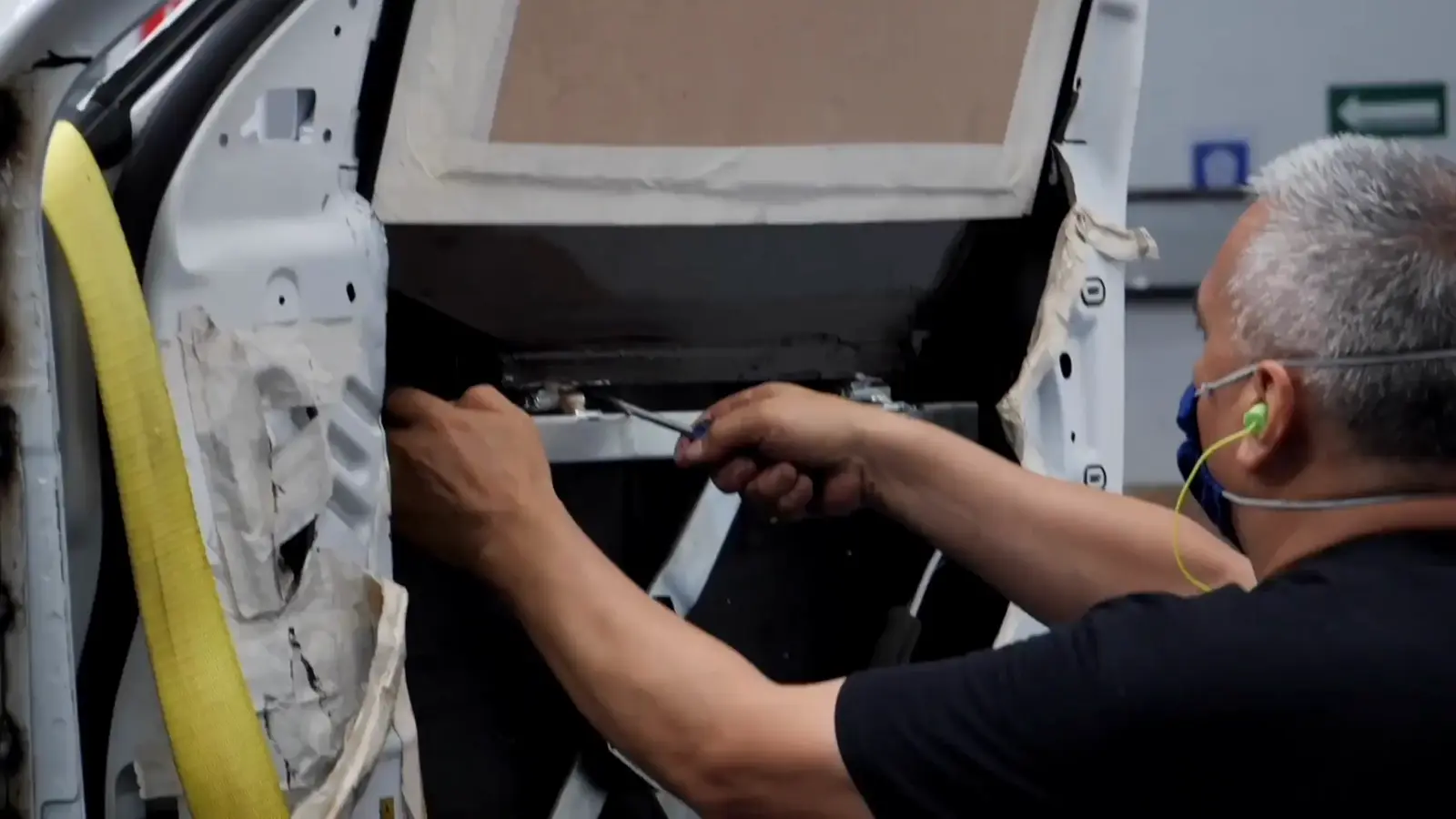 Técnico revisando el blindaje de una puerta