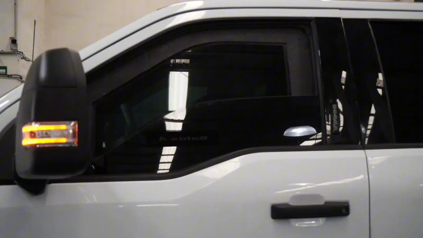 Puerta de una pickup blindada con cristal balístico