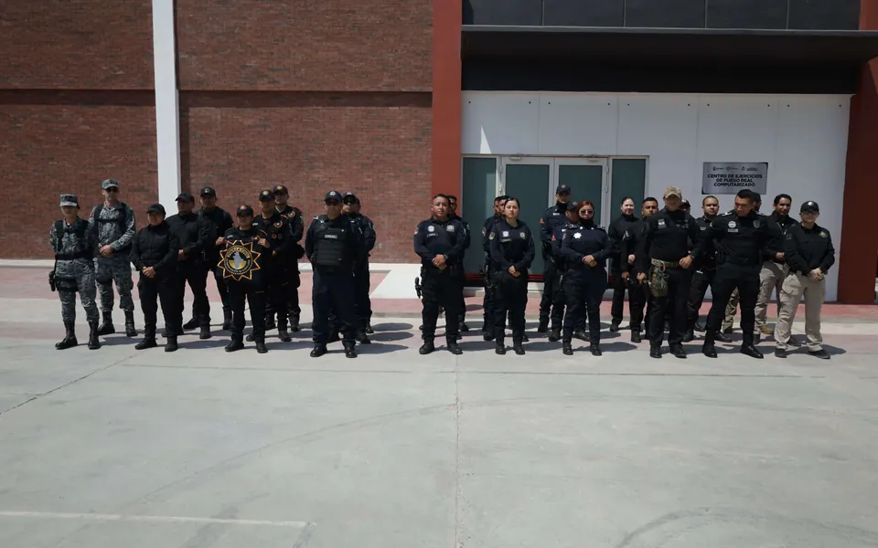 Elementos policiales en la inauguración de un stand de tiro