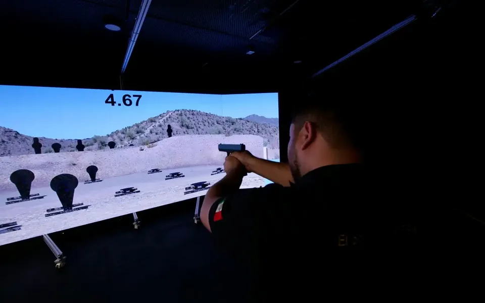 Policía entrenando en un simulador de tiro virtual